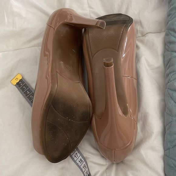 Marc fisher taupe, high heel peep toes, size 8 - Picture 5 of 5